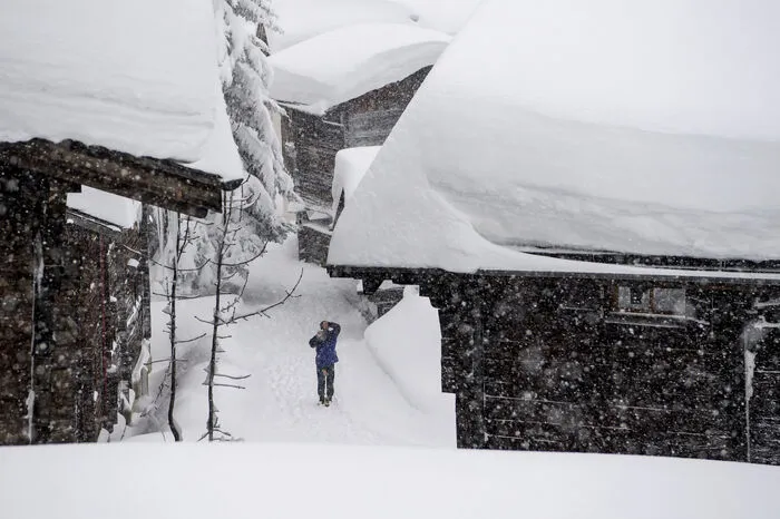 Zermatt hat die von der Umwelt abgeschlossenen Menschen im Ort aufgerufen, wegen der Lawinengefahr in ihren Häusern zu bleiben oder sich im Dorfzentrum aufzuhalten.