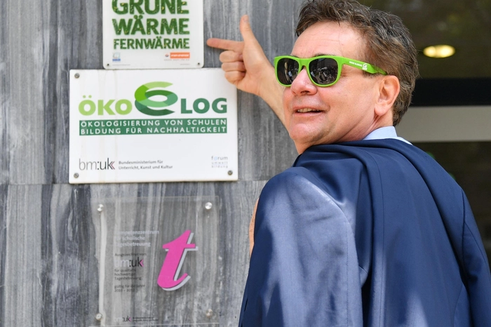 Werner Kogler, Spitzenkandidat der Grünen, vor seiner Stimmabgabe