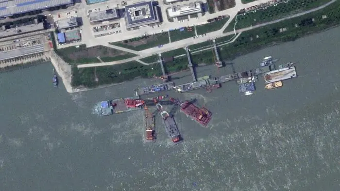Dieses Satellitenbild vom vergangenen Juni soll Schwimmkräne über dem gesunkenen U-Boot in der Nähe von Wuhan zeigen