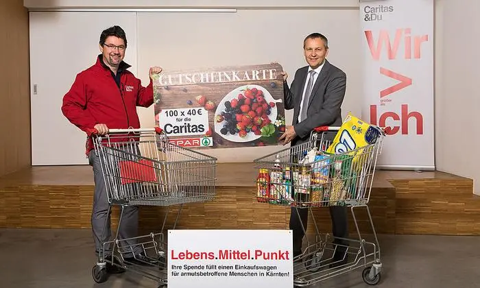 Caritasdirektor Ernst Sandriesser (links) und Spar Kärnten und Osttirol-Geschäftsführer Paul Bacher rufen eine Hilfsaktion für in Not geratene Kärntner ins Leben