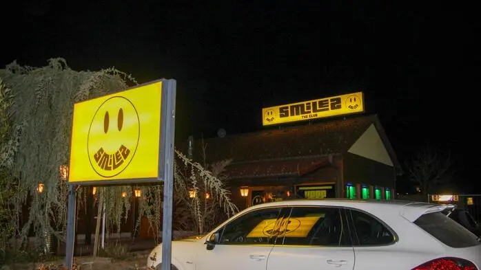 Das auffällige, gelbe Schild mit den Lettern „Smilez“ am Rande der B 68 war am Wochenende kaum zu übersehen. Der Parkplatz rund um den Club war voll, denn der Smilez Club schloss seine Türen für immer und feierte sich zuvor noch mit einem großen Finale