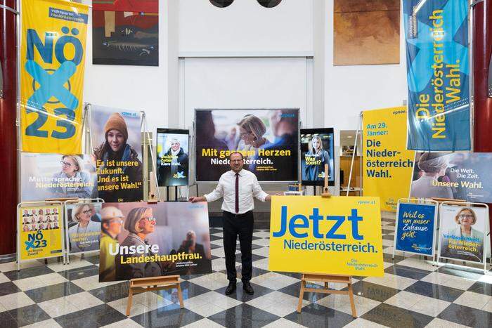 VP-Landesgeschäftsführer Bernhard Ebner präsentiert Plakate für die Landtagswahl