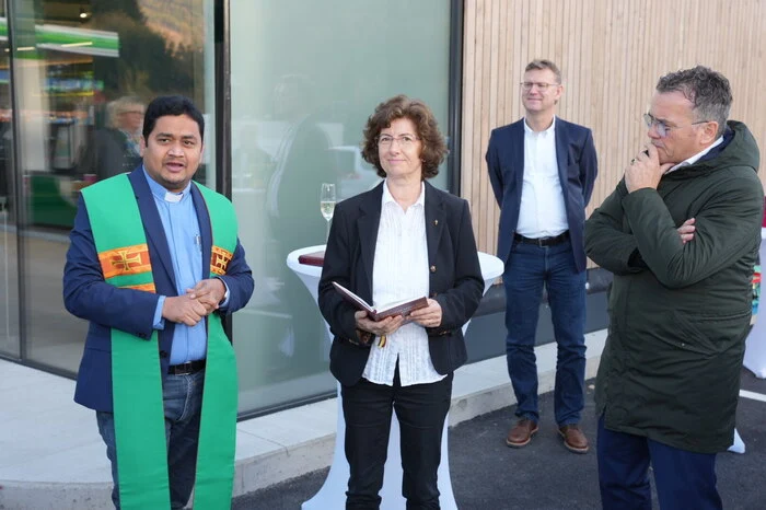 Kirchlicher Segen von Pfarrer Suresh Kumar Remalli und Seniorin Dagmar Wagner-Rauka.