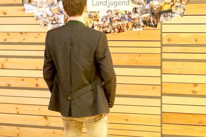 Ein Tänzchen wagten unter anderen Alt-Bürgermeister Herbert Kuss, Landtagsabgeordnete Gabi Dörflinger, LJ-Bezirksobmann Philipp Mitschey, LJ-Bezirksleiterin Laura Zwischenberger sowie die pensionierte Schuldirektorin Huberta Kerschhackl. 