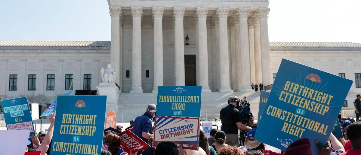 Vor den Stufen des Supreme Court sammeln sich Demonstranten, auch zahlreiche Immigranten. Sie schwenken Stars-and-Stripes-Flaggen, viele rufen „Trump must go now“