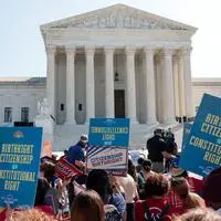 Vor den Stufen des Supreme Court sammeln sich Demonstranten, auch zahlreiche Immigranten. Sie schwenken Stars-and-Stripes-Flaggen, viele rufen „Trump must go now“