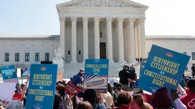 Vor den Stufen des Supreme Court sammeln sich Demonstranten, auch zahlreiche Immigranten. Sie schwenken Stars-and-Stripes-Flaggen, viele rufen „Trump must go now“
