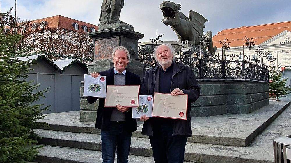 Tourismusverband-Chef Helmuth Micheler und Autor Lojze Wieser freuen sich über die Auszeichnung