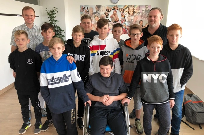 Elf Burschen der Neuen Mittelschule Pischelsdorf dürfen das Bezirkspflegeheim Weiz kennenlernen.