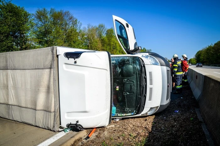 Der polnische Lenker verriss das Fahrzeug, das durch die Wucht des Aufpralls umgeworfen wurde.