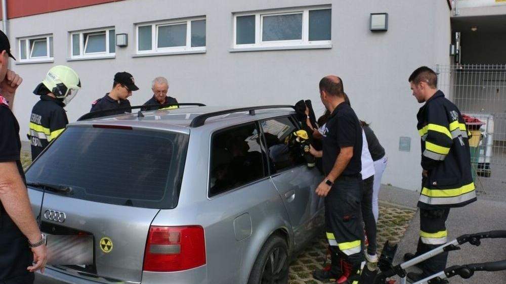 Die Feuerwehr Kalsdorf konnte die Kinder aus dem Pkw befreien