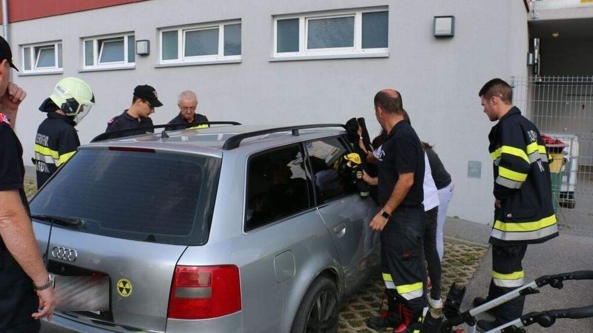 Die Feuerwehr Kalsdorf konnte die Kinder aus dem Pkw befreien