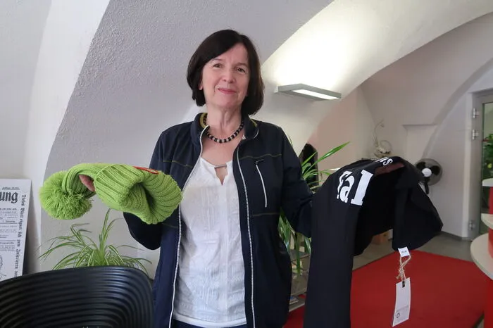 Monika Preiß hat gleich zwei Preise abgeholt. Sie selbst hat ein T-Shirt gewonnen, ihr Sohn eine Pudelmütze des Tourismusregionalverbandes Hochsteiermark.