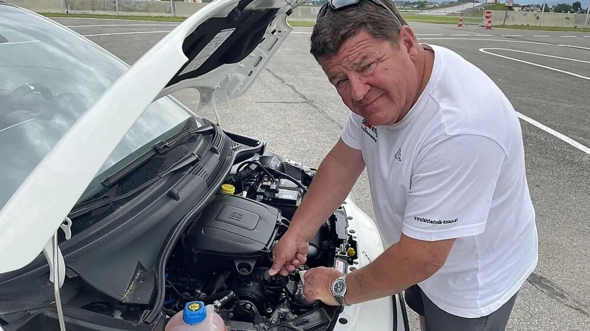 Karl Knaus zeigt, wie man mit seinem Auto Sprit sparen kann - etwas durch regelmäßigen Wechsel von Motoröl