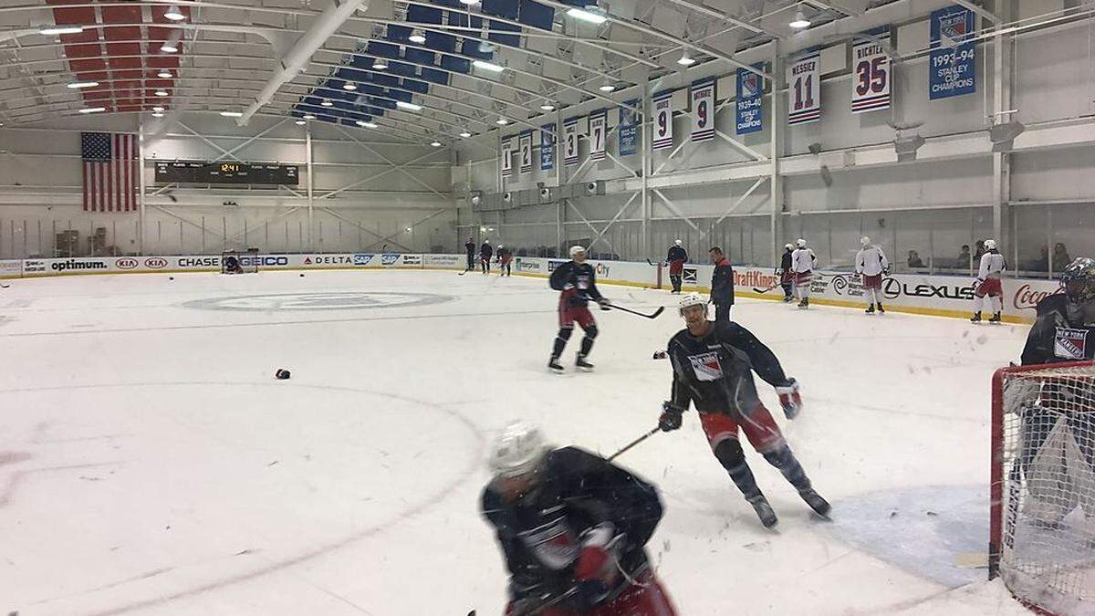 Bitte Lächeln! Villachs New York Ranger Michael Grabner präsentierte sich gut gelaunt bei der Trainingseinheit