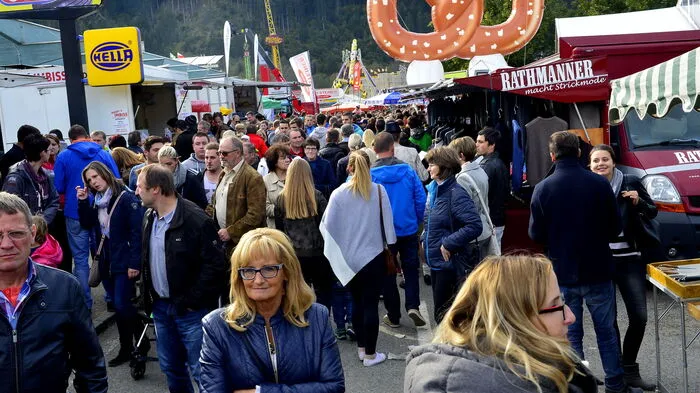 Allen Prognosen zum Trotz war das Wetter am Maxlaunmarkt zwar kalt, aber großteils trocken und sogar sonnig.