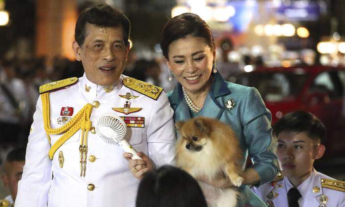 Der König von Thailand und Königin Suthida