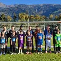 Die Trainer der teilnehmenden Schulen mit den Mannschaftskapitänen beim Osttiroler Schülerliga-Herbstturnier im Lienzer Dolomitenstadion