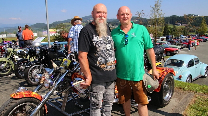 Neben den sportlichen Flitzern sorgten die Oldtimer für Staunen bei der Jugend und schmunzelnde Erinnerungen bei älteren Besuchern, die einst mit solchen Gefährten unterwegs waren.