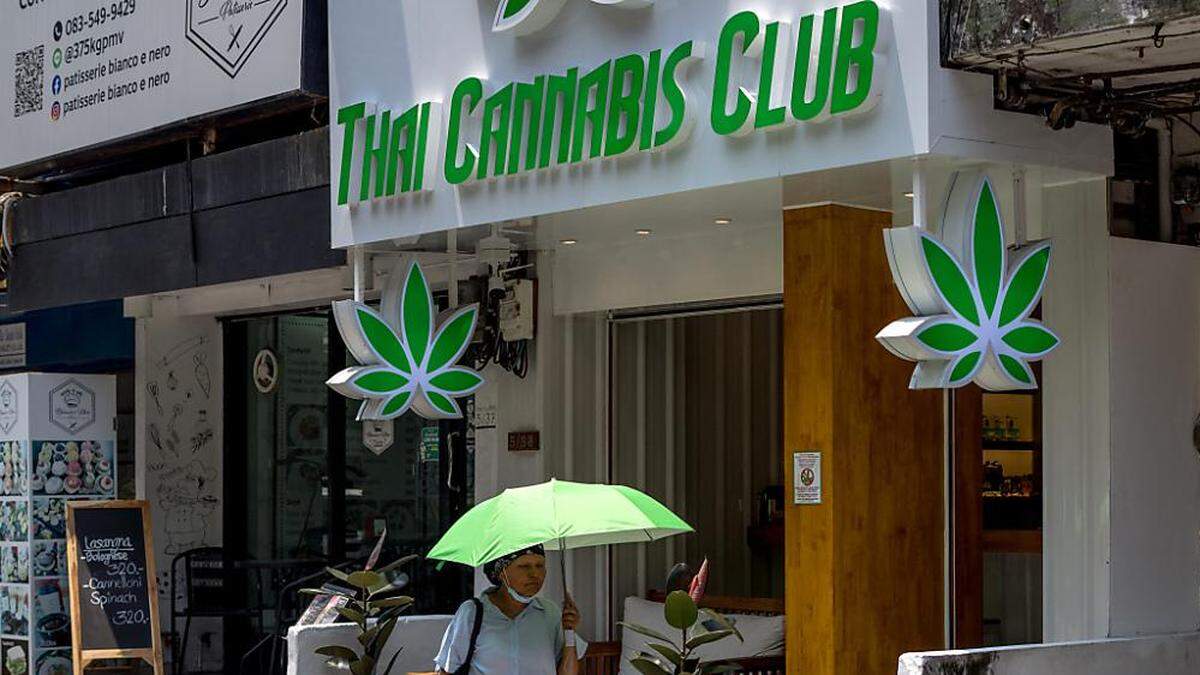 Ein Cannabis-Shop in Bangkok. | Vor zwei Jahren wurde in Thailand Cannabis vollständig legalisiert.