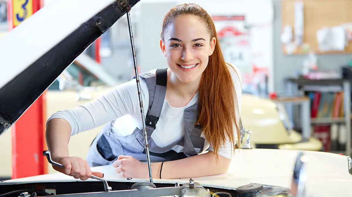 Kfz-Lehre und Karosseriebautechnik wird auch immer mehr zur Mädchensache