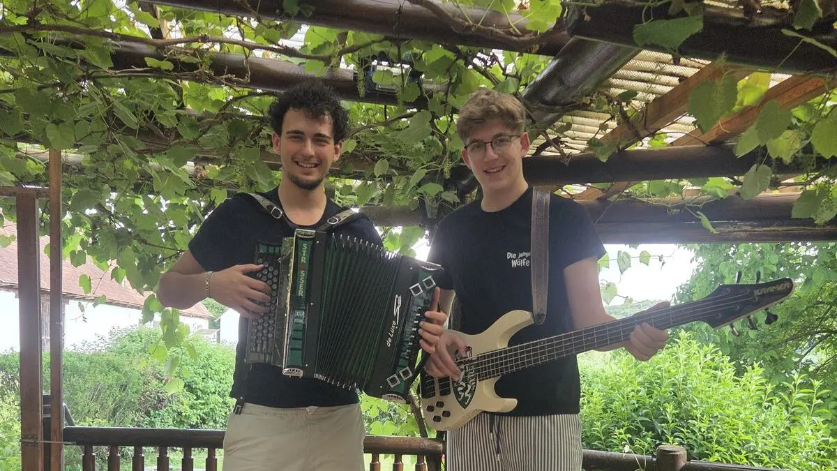 Markus und Maximilian Wolf alias „Die jungen Wölfe“ stehen am Sonntag, 31. Mai, bei der Kultsendung „Immer wieder sonntags“ auf der Bühne