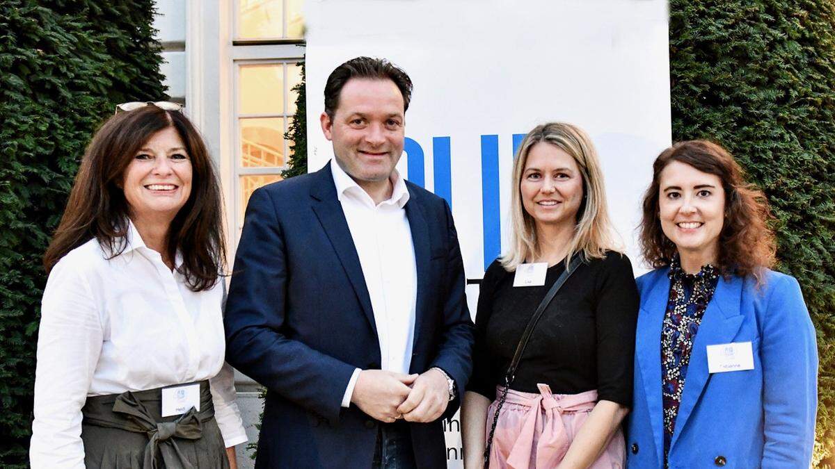 Bundesminister Norbert Totschnig mit dem Obfrauen-Trio Heidi Reischitz (Dölsach), Lisa Unterweger (Lienz) und Fabienne Steiner (Prägraten)