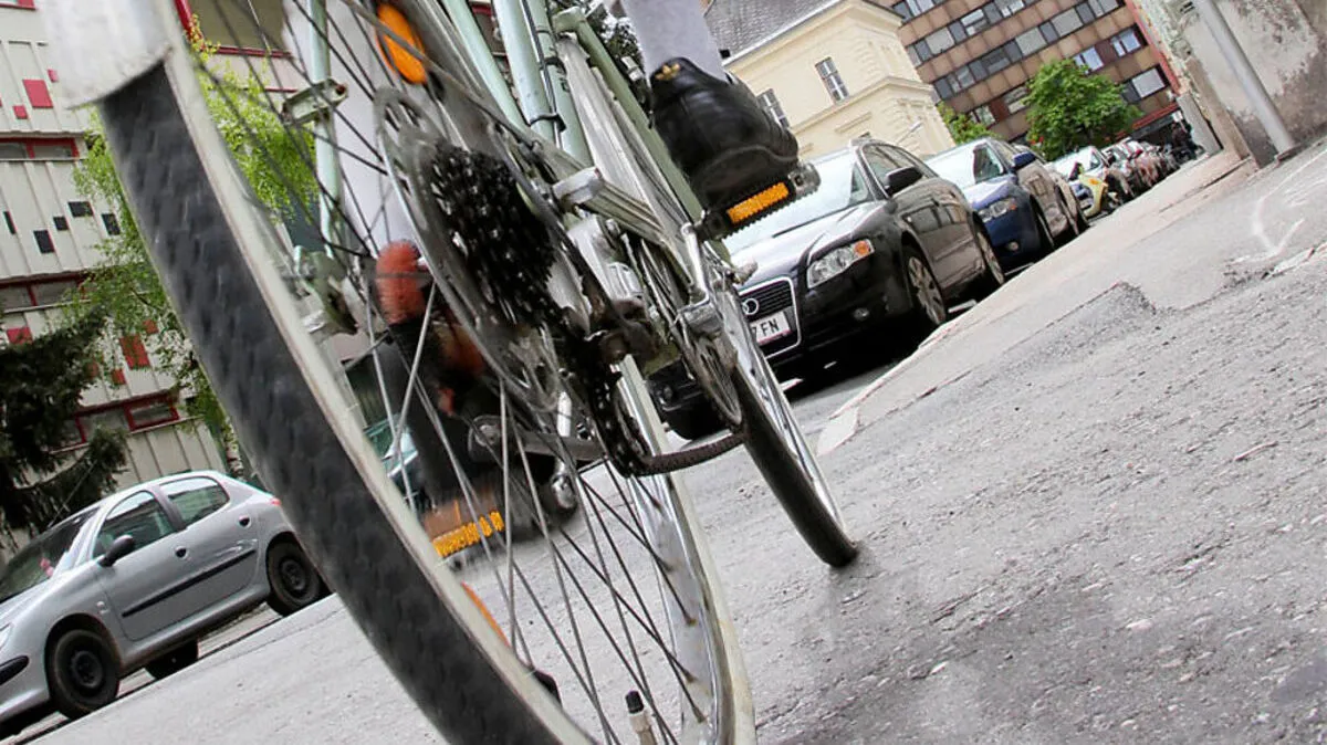 Der Radfahrer wurde bei dem Unfall verletzt und von der Rettung ins LKH Villach eingeliefert (Sujetbild)