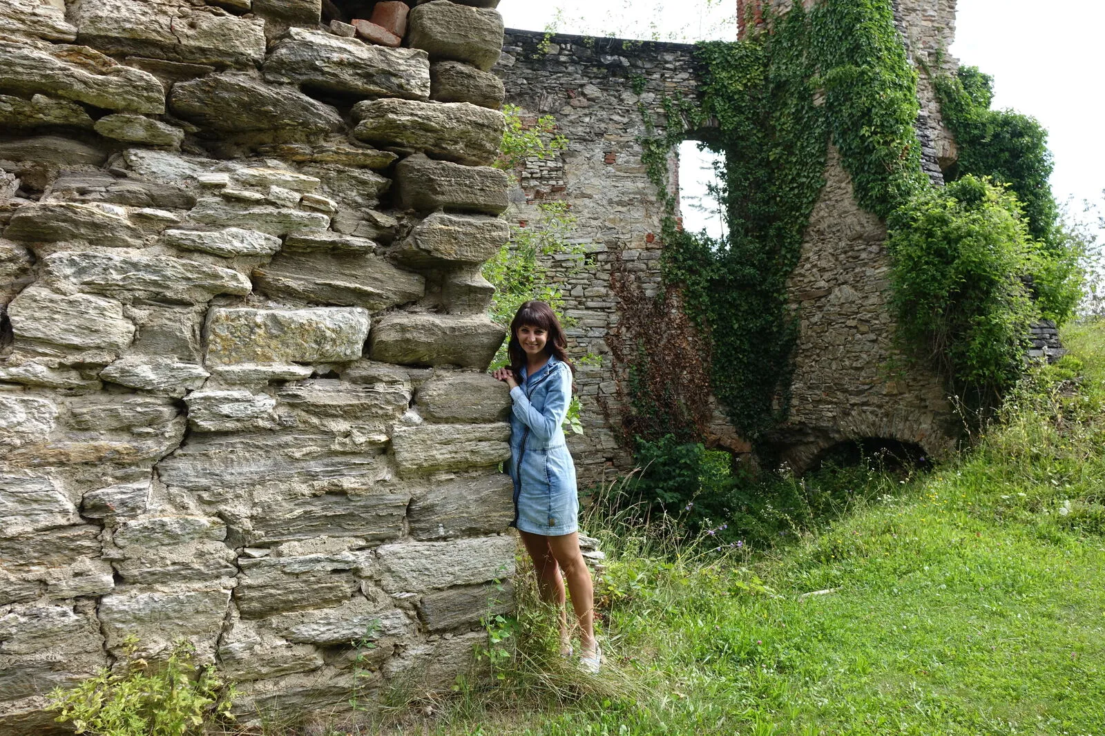 Anja Zalar vor den Mauern der Burgruine in Ligist