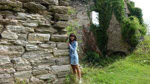 Anja Zalar vor den Mauern der Burgruine in Ligist