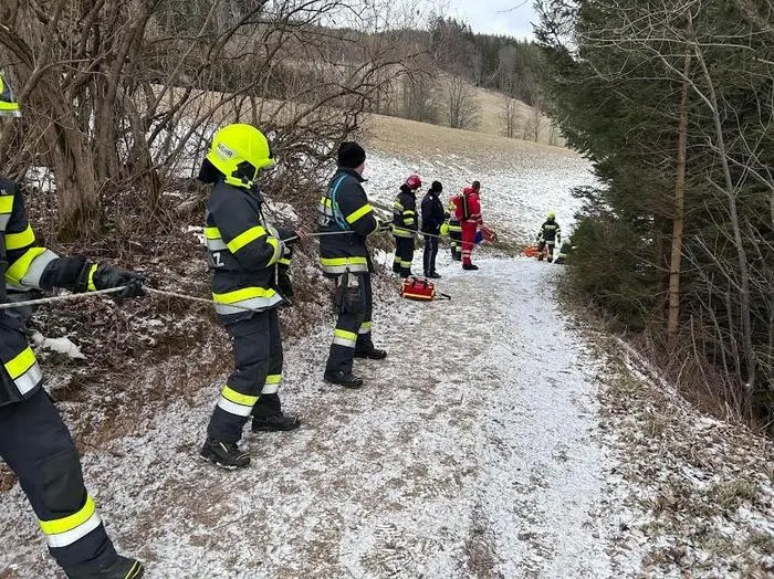 Die Feuerwehrleute rückten zur Bergung der verletzten Frau aus