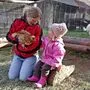 Barbara Schwar mit ihrer Tochter und Huhn Cordula