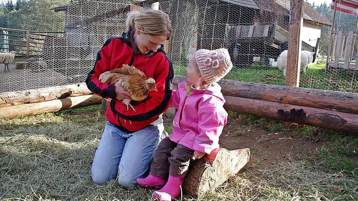 Barbara Schwar mit ihrer Tochter und Huhn Cordula