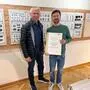WK-Regionalstellenobmann Egon Hierzegger überreichte Wiedemannknöpfe-Geschäftsführer Gervin Stocker die Jubiläumsurkunde (v. l.)
