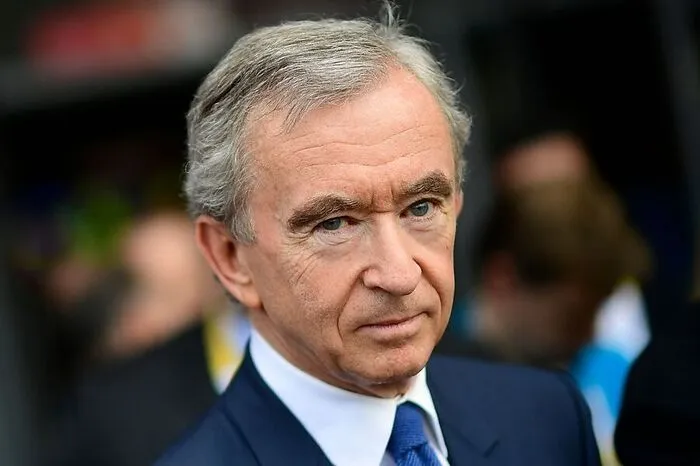 Der Chef des französischen Luxusgüterkonzerns LVMH, Bernard Arnault, machte einen großen Satz vom elften auf den vierten Rang, was laut "Forbes" größtenteils auf die Stärke des Euro gegenüber dem Dollar zurückzuführen ist. Arnaults Vermögen gibt das Magazin mit 72 Milliarden Dollar an.