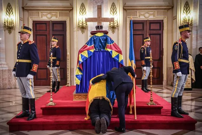 Der Leichnam des ehemaligen Herrschers wurde am Mittwoch nach Rumänien gebracht und zunächst in der früheren königlichen Sommerresidenz Peles im Karpaten-Kurort Sinaia aufgebahrt, wo ihm Staatspräsident Klaus Johannis und andere führende Persönlichkeiten die letzte Ehre erwiesen.  
