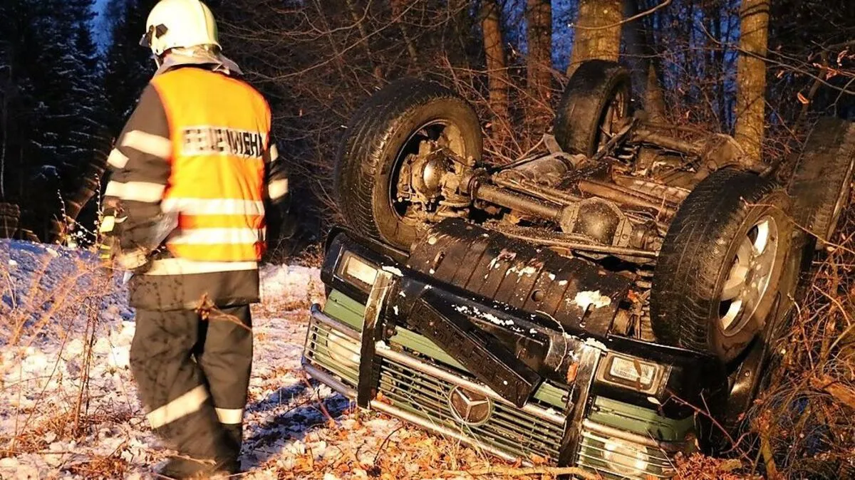 Am frühen Morgen des Dienstags kam auf der "Kornberger Leitn" ein Mann mit seinem Auto von der Fahrbahn ab.