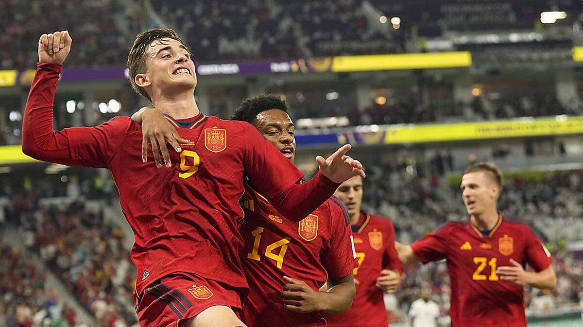 Spanien startet mit einem Kantersieg in das Turnier