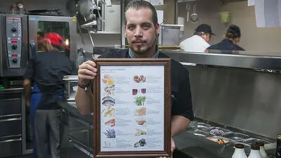 Glöcklbräu-Küchenchef Johannes Haderspeck mit der neuen Allergen-Kennzeichungstafel