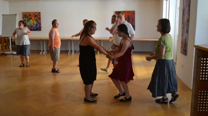 Sobald die ersten Töne aus der Musikanlage erklingen, wirbeln die Tänzer beim Tanzkurs für Menschen mit besonderen Bedürfnissen im Raum herum.