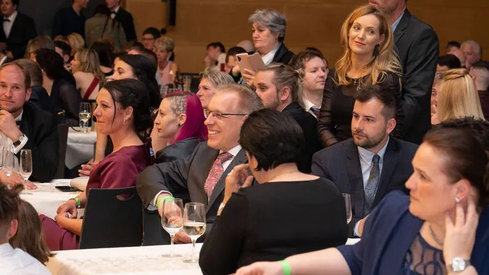 "Wine not? Die Antwort auf alle Fragen" lautete das diesjährige Maturaball-Motto der HAK Mürzzuschlag, das am Samstag im VAZ Krieglach zelebriert wurde.