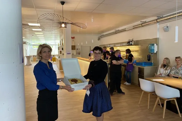 Zur Eröffnung gab es von Sozialreferentin Landesrätin Beate Prettner (SPÖ) eine Villacher Torte für die Lebenshilfe Kärnten mit Geschäftsführerin Silke Ehrenbrandtner (links)