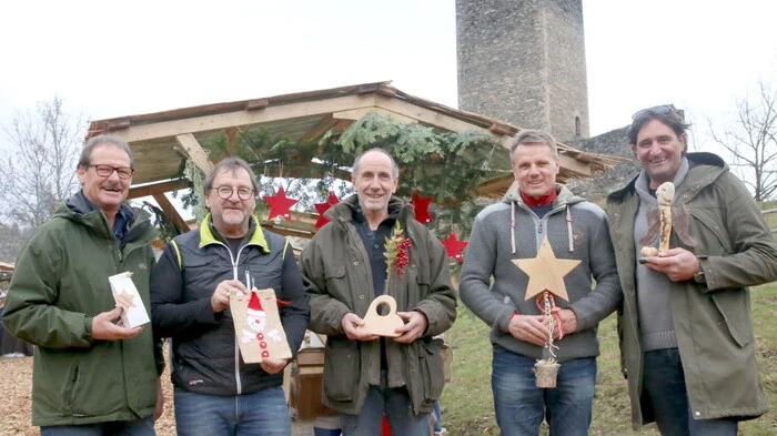 Unter dem Motto „Adventstand auf der Burg“ lädt der Verein „Pulster Dorfleben – aktiv“ unter Obmann Hannes Zleptnig (3. von links) mit seinem Team am 29. und 30. November zum Adventmarkt auf die Burgruine Liebenfels.