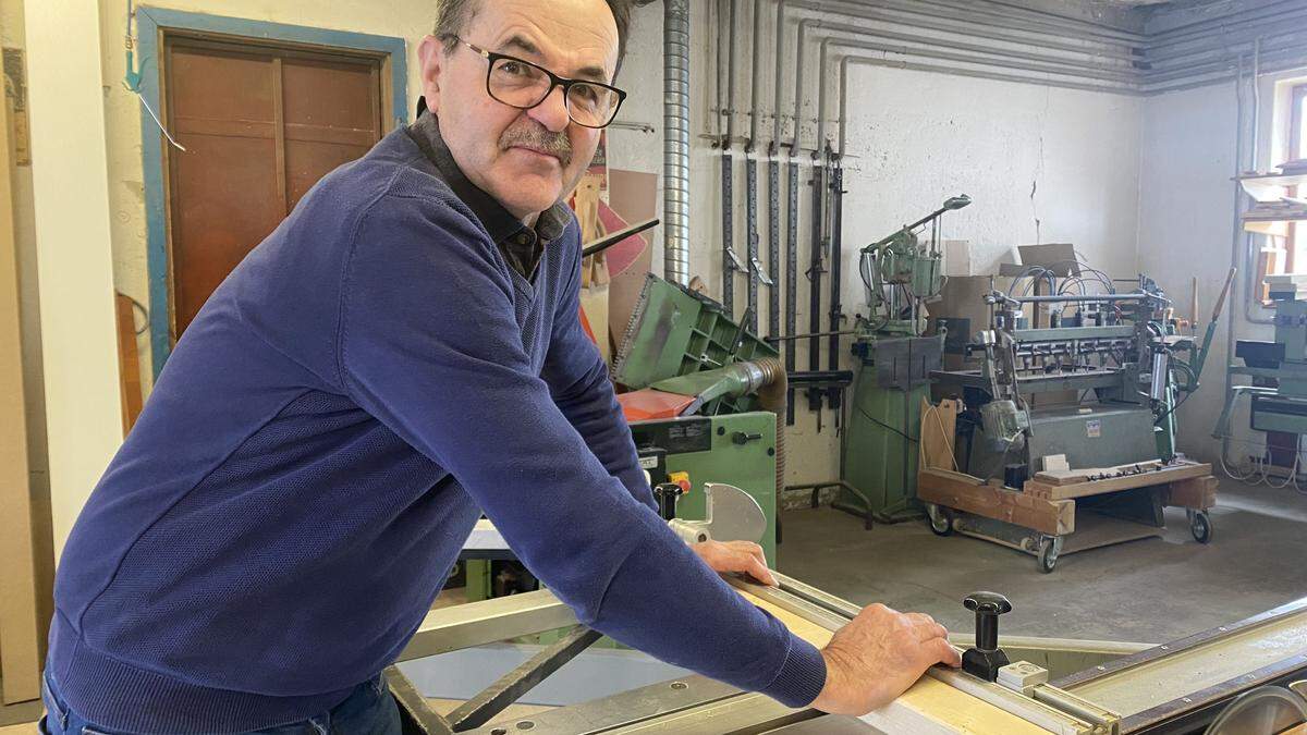 Seit 47 Jahren zimmert Josef Koch (62) für die Tischlerei Lenz in Bad Gleichenberg Werkstücke aus Holz