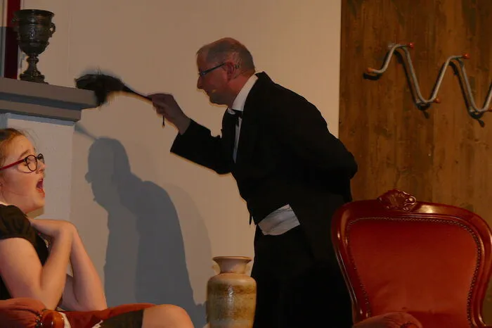 Elizabeths Butler Alfred (Hans Doppelhofer), scheint viele Geheimnisse in sich zu vereinen. Haushälterin Claire (Jasmin Kerschenbauer) wüsste zu gerne, was, ... doch sie kommt nicht ran.