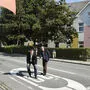 Straßenbau- und Verkehrsreferent Stadtrat Christian Scheider begutachtet mit Harald Remy die aufgefrischten Bodenmarkierungen vor den Schulen (am Foto vor der VS Annabichl)