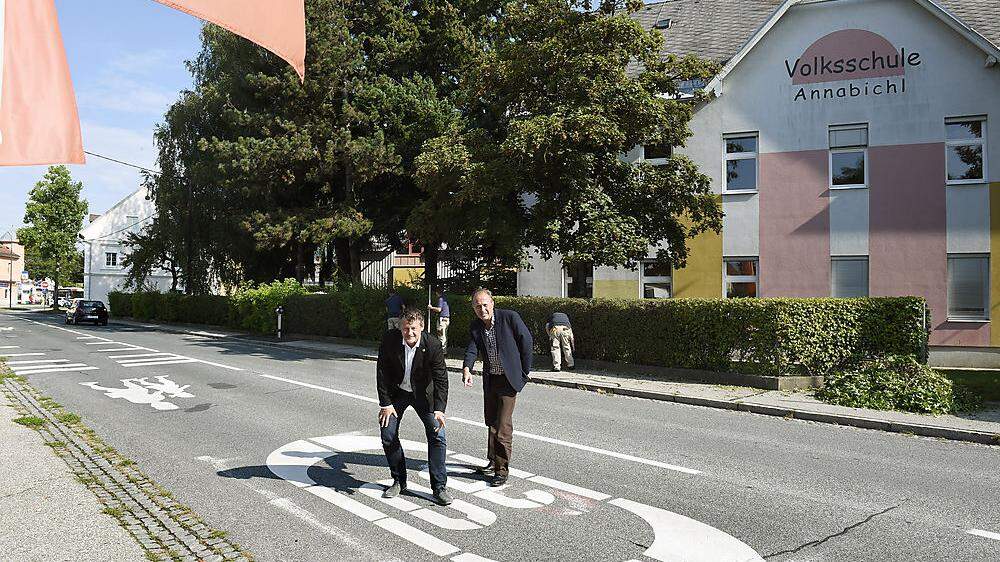 Straßenbau- und Verkehrsreferent Stadtrat Christian Scheider begutachtet mit Harald Remy die aufgefrischten Bodenmarkierungen vor den Schulen (am Foto vor der VS Annabichl)