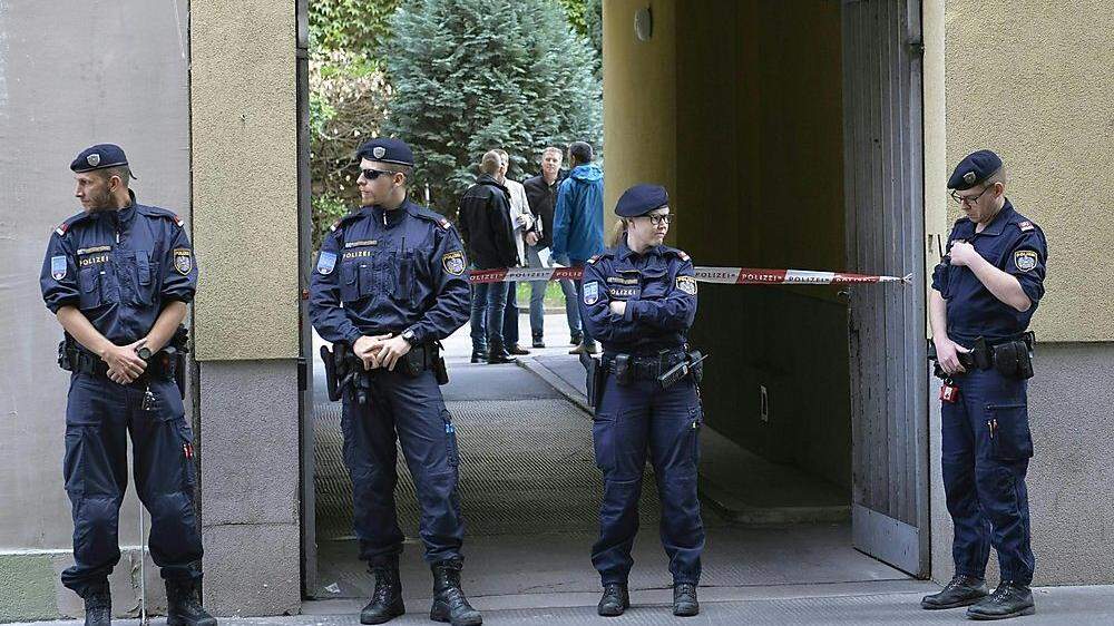Polizeieinsatz am Schauplatz einer tödlichen Messerattacke in Wien