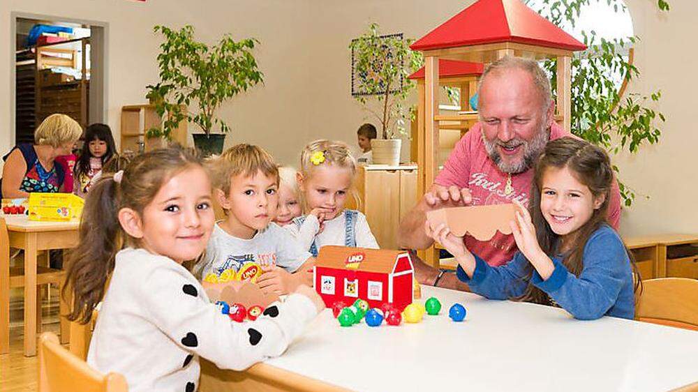 Herbert de Pasqualin vom Kindergarten Landskron ist seit mehr als 30 Jahren mit Begeisterung für die Kleinen da