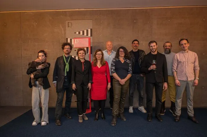Große Freude beim Team vom Eröffnungsfilm "Das Tier im Dschungel" mit Regisseur Patric Chiha (vierter von rechts)